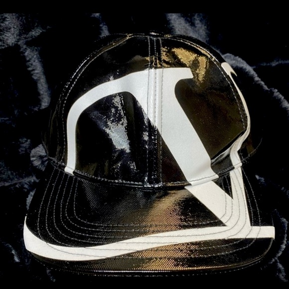 Valentino Garavani Ball Cap - Picture 1 of 3